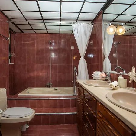דירה Elegant Spacious Apartment In Rhodes With Balcony *